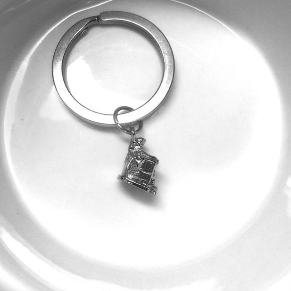 Abraham Lincoln sitting Statue Historic Figure Charm Gift Keyring Keychain - Picture 2 of 4